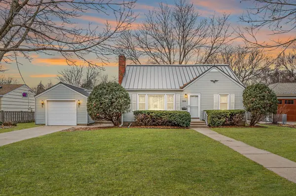 308 Sweet Briar LN, Hopkins, MN 55343