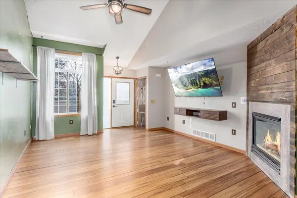 2332 Oakridge CIR, Hudson, WI 54016