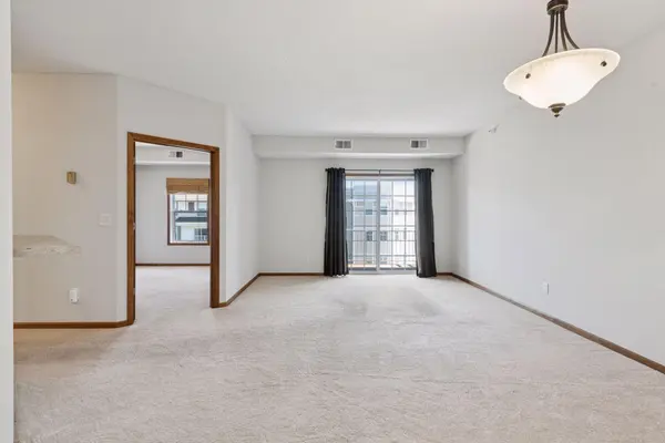 114200 Hundertmark RD #404, Chaska, MN 55318