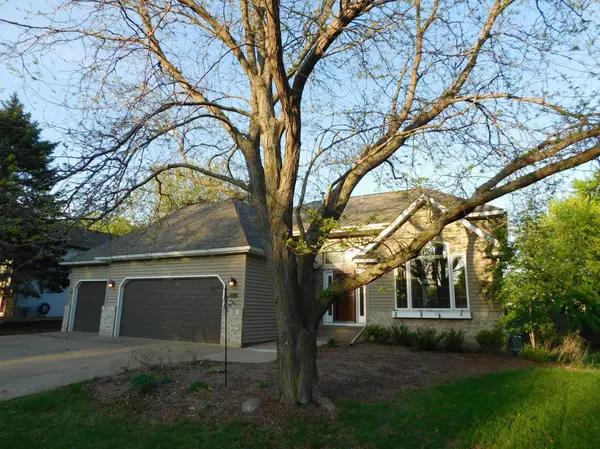 6462 Kingfisher CT, Lino Lakes, MN 55014