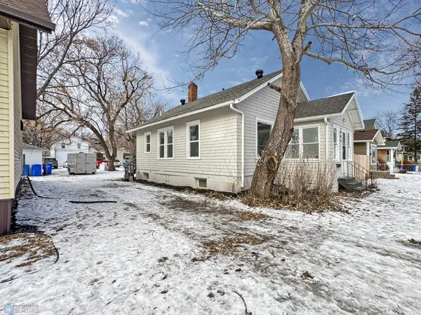 906 12th ST N, Fargo, ND 58102