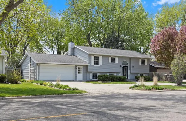 205 Southview DR, Marshall, MN 56258