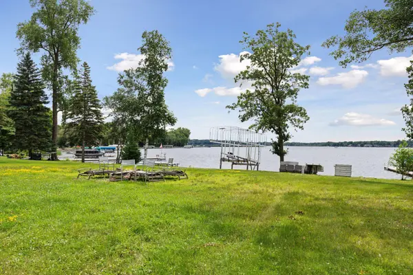 9127 N Shore TRL N, Forest Lake, MN 55025