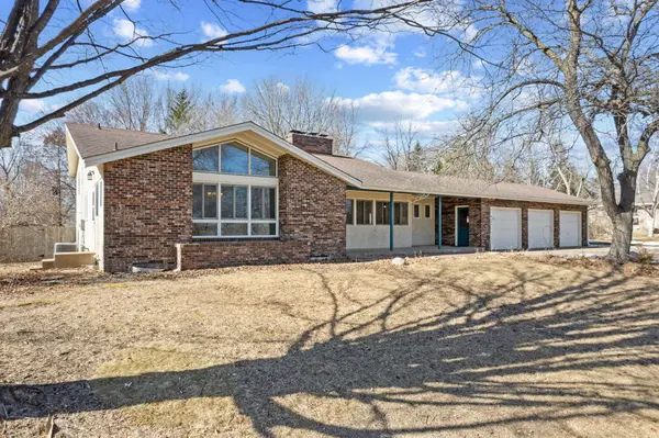 11550 Interlachen RD,  Chisago City,  MN 55013
