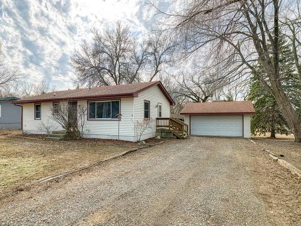 102 Lakeview CIR, Buffalo, MN 55313