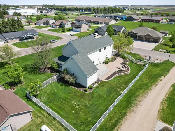 210 Hackberry CT, Kindred, ND 58051