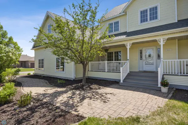 210 Hackberry CT, Kindred, ND 58051