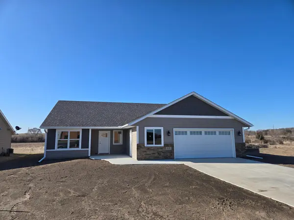 1121 Schoolhouse DR, Belle Plaine, MN 56011