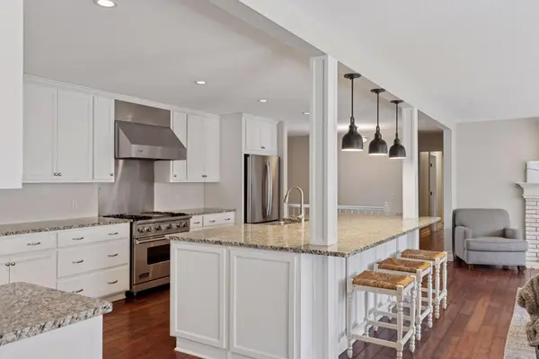 20 Oriole LN, North Oaks, MN 55127