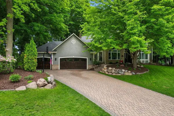 6331 Summit CIR, Chanhassen, MN 55317