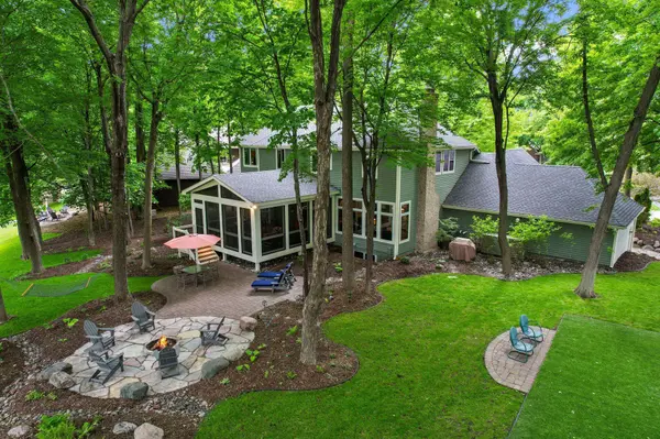 6331 Summit CIR, Chanhassen, MN 55317