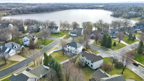 921 Lake Susan Hills DR, Chanhassen, MN 55317