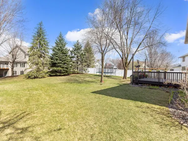 921 Lake Susan Hills DR, Chanhassen, MN 55317