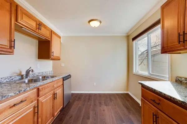 2285 Pond AVE E, Maplewood, MN 55119