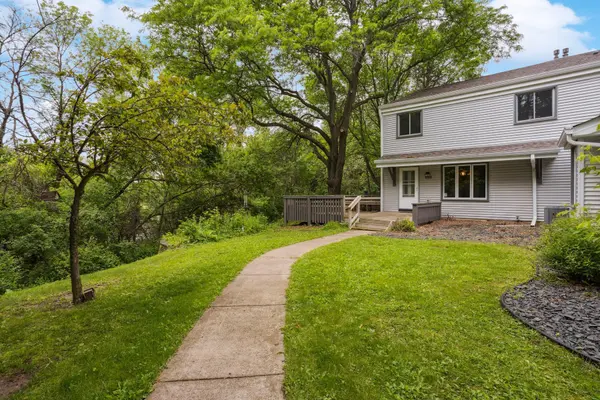 4854 Grenwich TRL N, Oakdale, MN 55128