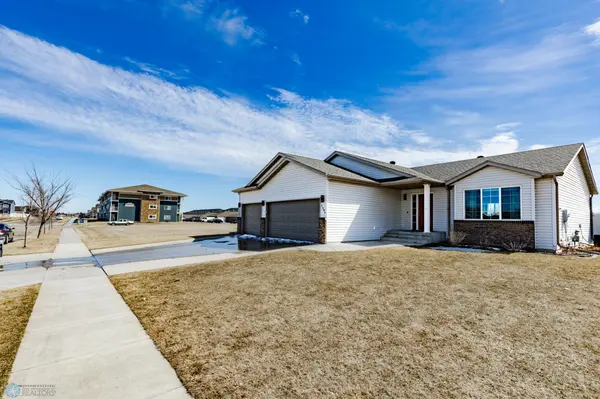 1597 Johnson DR S, Moorhead, MN 56560