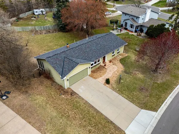 1748 Lamplight DR, Woodbury, MN 55125