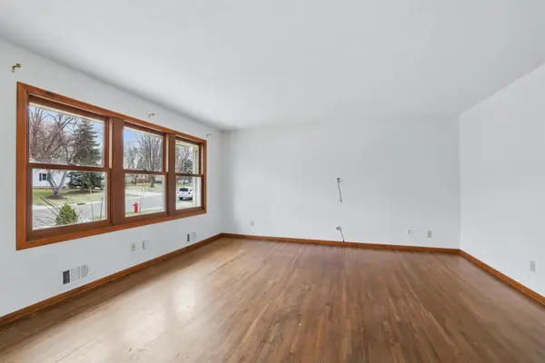 1748 Lamplight DR, Woodbury, MN 55125