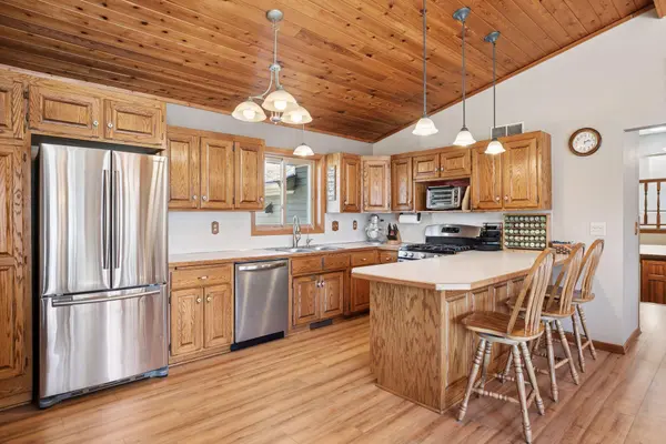 2470 Belmont LN E, North Saint Paul, MN 55109
