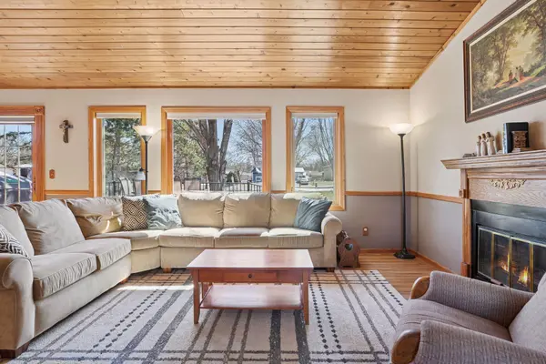 2470 Belmont LN E, North Saint Paul, MN 55109