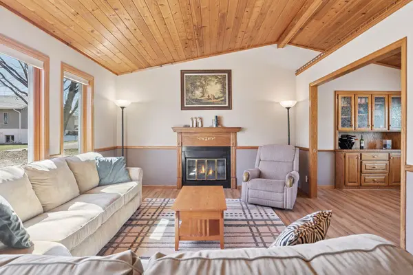 2470 Belmont LN E, North Saint Paul, MN 55109