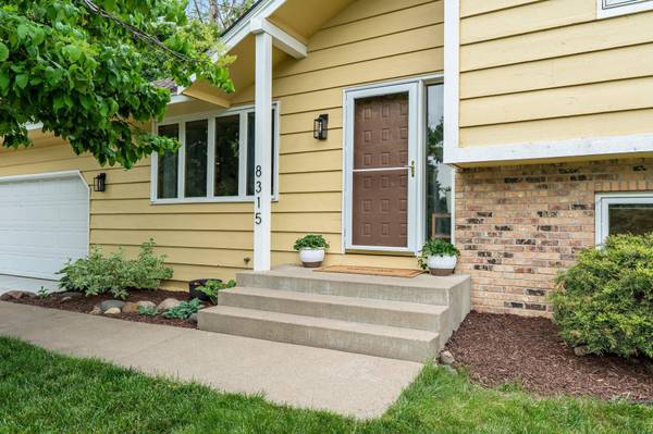8315 141st ST W, Apple Valley, MN 55124