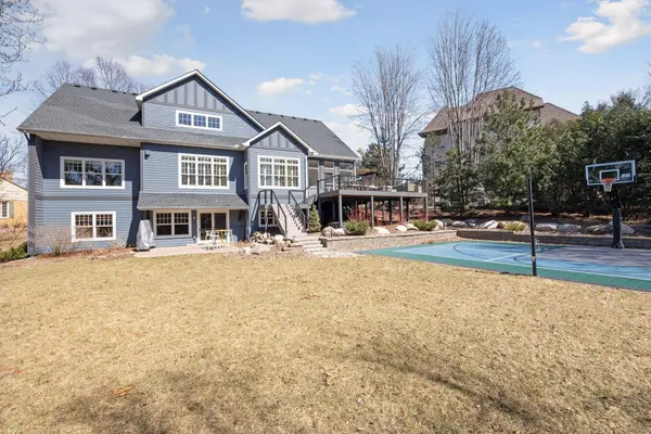 5215 Lochloy DR, Edina, MN 55436