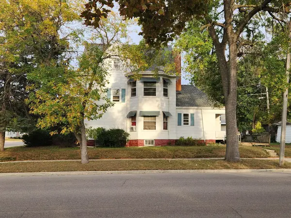 102 3rd ST SE, Pipestone, MN 56164