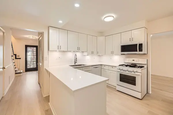 605 Maple Park DR, Mendota Heights, MN 55118