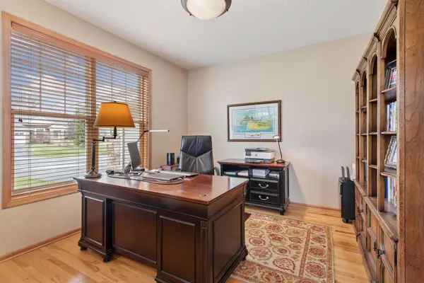 7707 Vasserman PL, Chanhassen, MN 55317