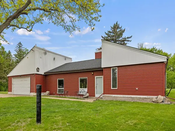 2595 Carver AVE E, Maplewood, MN 55119