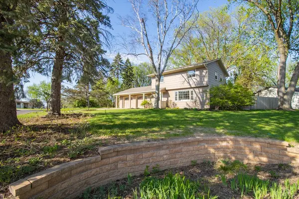 2840 Frederick ST, Maplewood, MN 55109