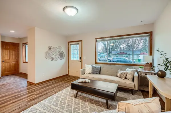 910 Queens LN, Anoka, MN 55303