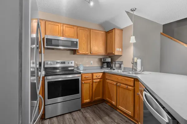 8614 Quarry Ridge LN #B, Woodbury, MN 55125