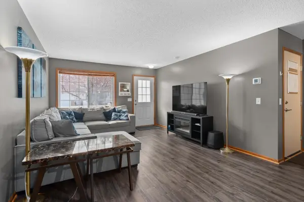 8614 Quarry Ridge LN #B, Woodbury, MN 55125