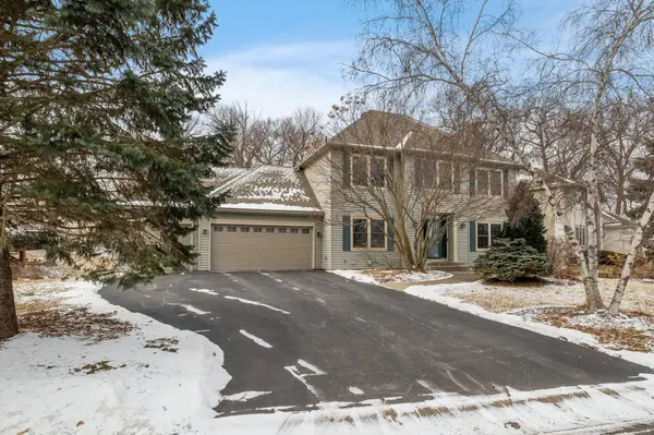 727 Lake Susan Hills DR, Chanhassen, MN 55317