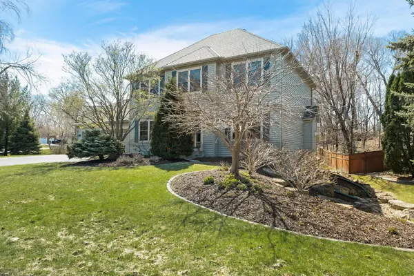 727 Lake Susan Hills DR, Chanhassen, MN 55317
