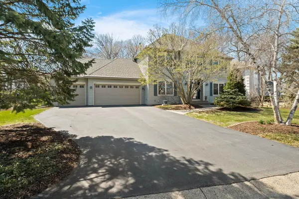 727 Lake Susan Hills DR, Chanhassen, MN 55317