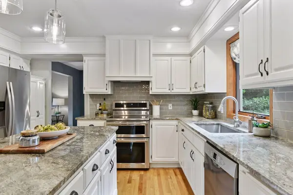 26305 Oak Leaf TRL, Shorewood, MN 55331