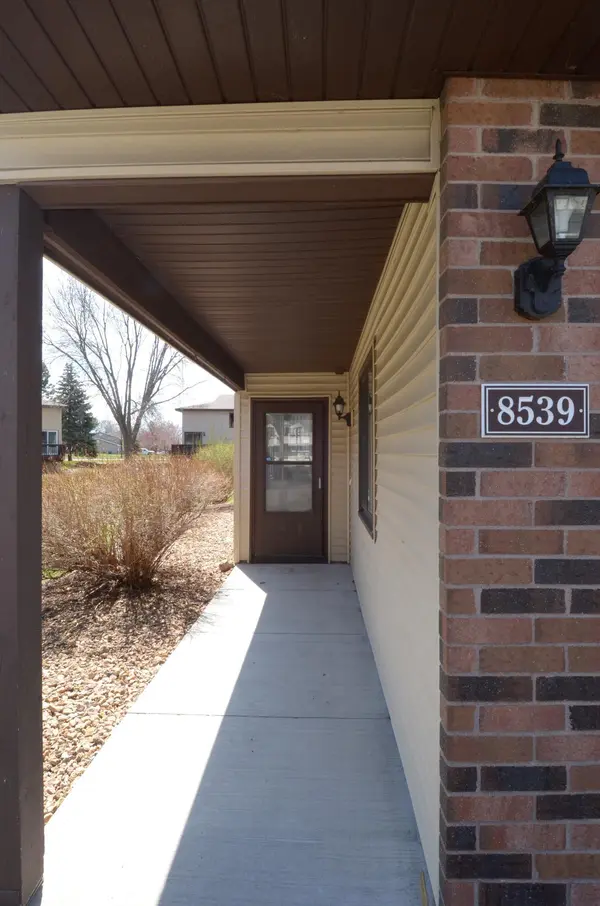 8539 Maplebrook Pkwy N, Brooklyn Park, MN 55445