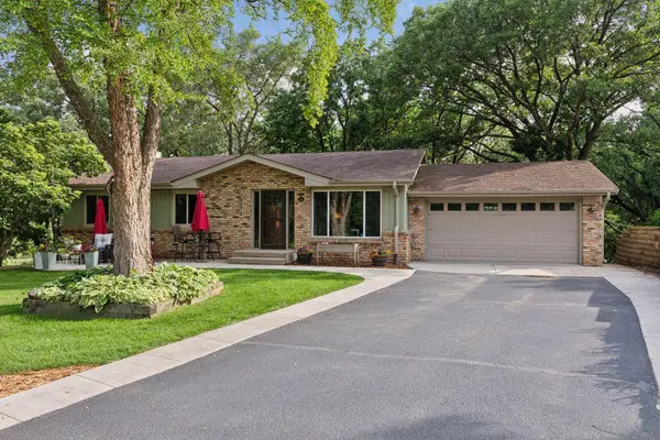 10270 S Oak Shore DR,  Lakeville,  MN 55044