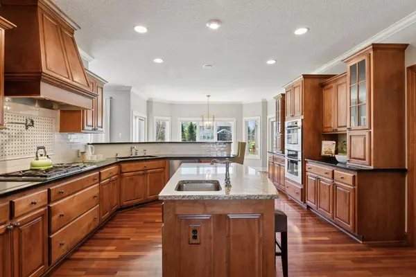 2290 Gold PT, Victoria, MN 55386