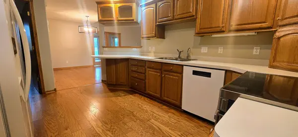 208 Valley View DR SE, Willmar, MN 56201