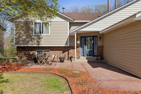 1574 Lakewood DR N, Maplewood, MN 55119