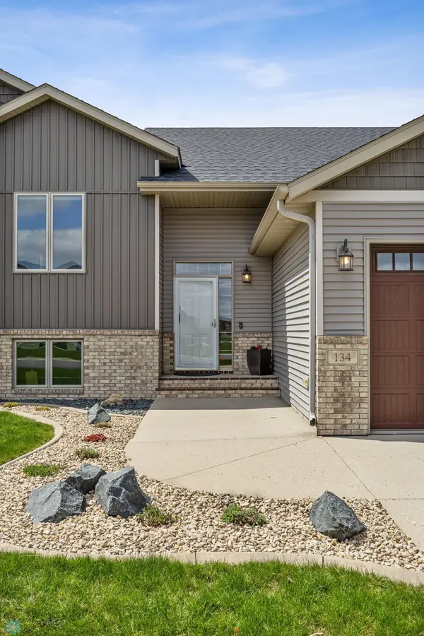 134 Newport Pkwy N, Kindred, ND 58051