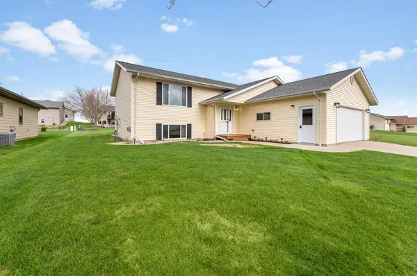 360 River Bluff DR, Windom, MN 56101