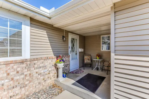 541 Deer Ridge LN S, Maplewood, MN 55119