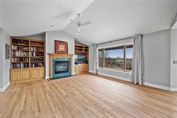 2331 Fawn Hill CT, Chanhassen, MN 55317