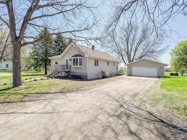 211 Dogwood AVE, Bird Island, MN 55310