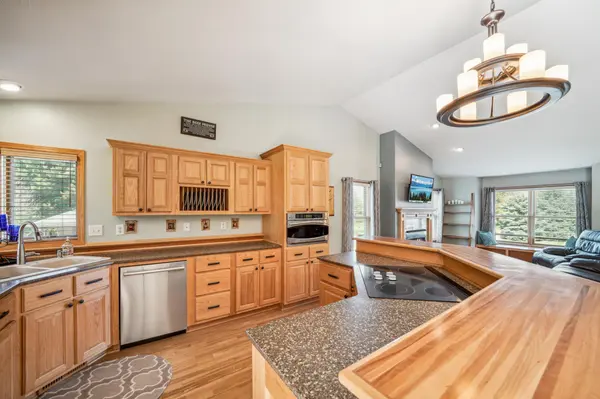 1036 Creekview LN, Belle Plaine, MN 56011